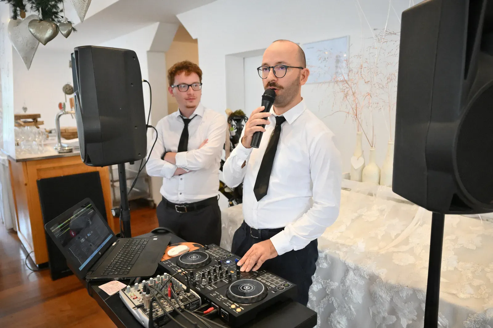 Due professionisti di Karisma alla consolle, uno al microfono, durante un matrimonio a Trento
